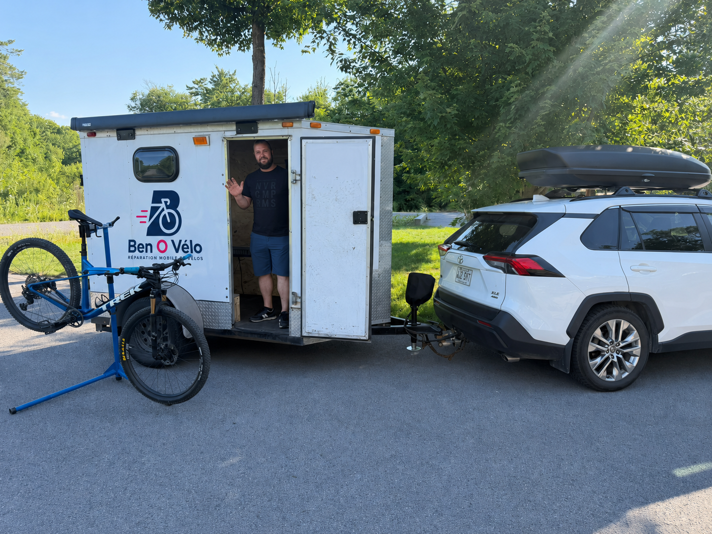 Ben O Vélo mobile workshop — technician with trailer and bike